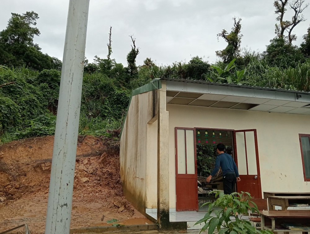 Sạt lở đất khiến một phòng học ở Quảng Nam bị sập