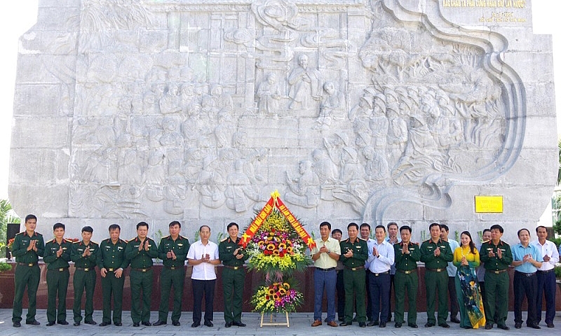 Phú Thọ: Bàn giao Bức phù điêu “Bác Hồ nói chuyện với cán bộ, chiến sỹ Đại đoàn quân Tiên phong”