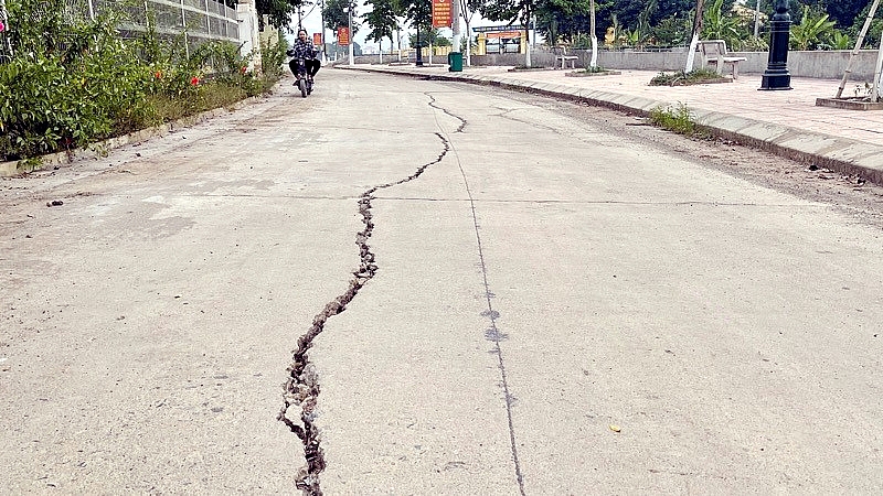 Gia Viễn (Ninh Bình): Chủ tịch UBND huyện chỉ đạo kiểm tra, xử lý đường bê tông sụt lún, nứt toác ở xã Gia Phong