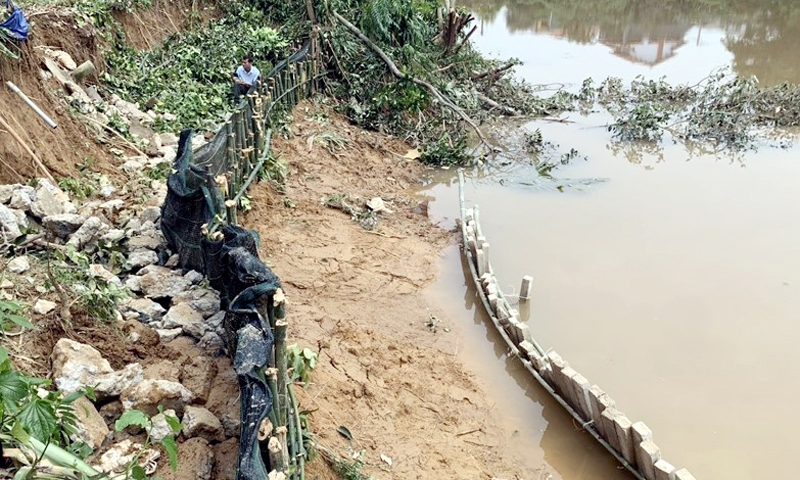 Thừa Thiên – Huế: Người dân sống sát bờ sông, bờ biển “thấp thỏm” lo sạt lở mất nhà