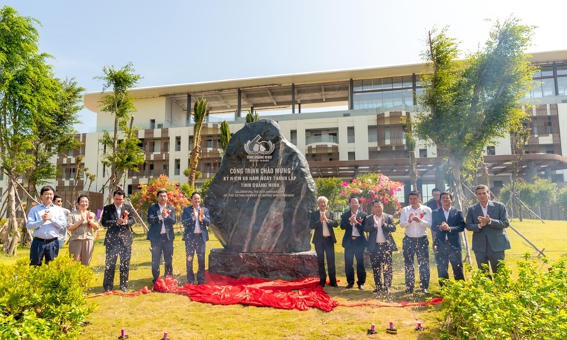 Gắn biển Công trình chào mừng kỷ niệm 60 năm ngày thành lập tỉnh Quảng Ninh cho Khu du lịch sinh thái cao cấp Vân Hải