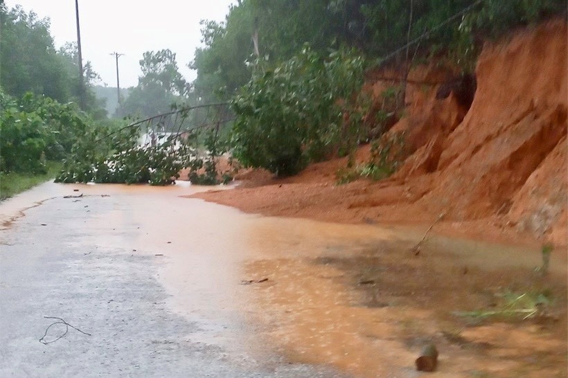 Hà Tĩnh: Nhiều hộ dân bị cô lập, công trình giao thông sạt lở do mưa lũ