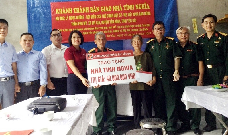 Yên Bái: Trao kinh phí hỗ trợ và bàn giao nhà tình nghĩa cho người thờ cúng Mẹ Việt Nam anh hùng và hai liệt sỹ