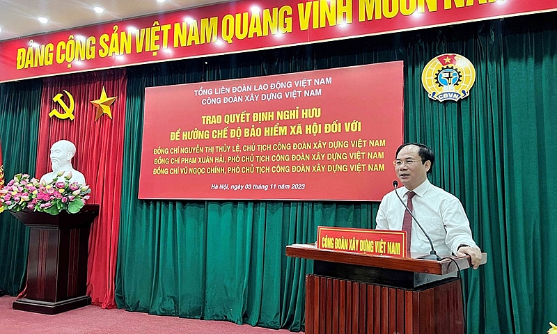 Ba lãnh đạo Công đoàn Xây dựng Việt Nam chính thức nhận Quyết định nghỉ chế độ