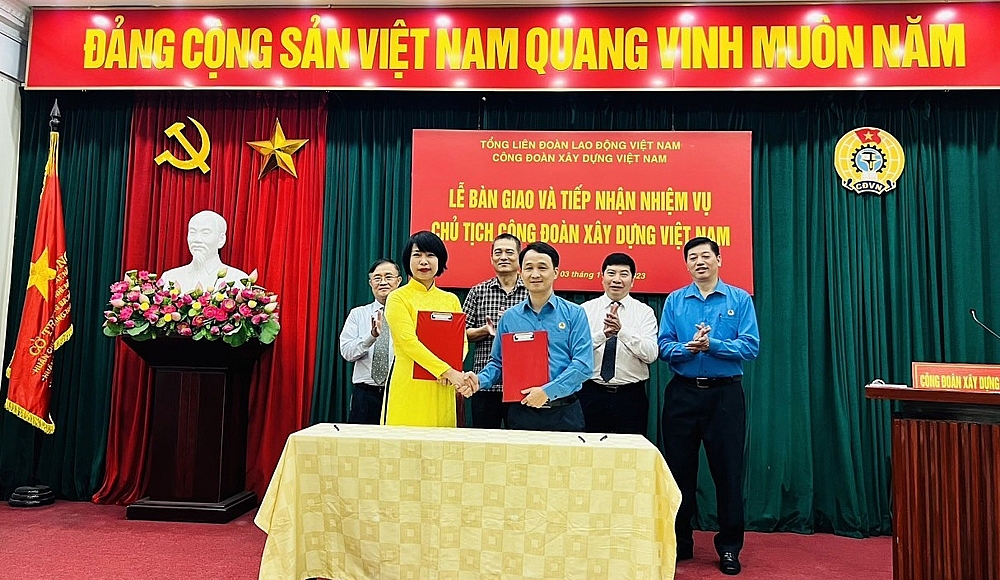 Ba lãnh đạo Công đoàn Xây dựng Việt Nam chính thức nhận Quyết định nghỉ chế độ