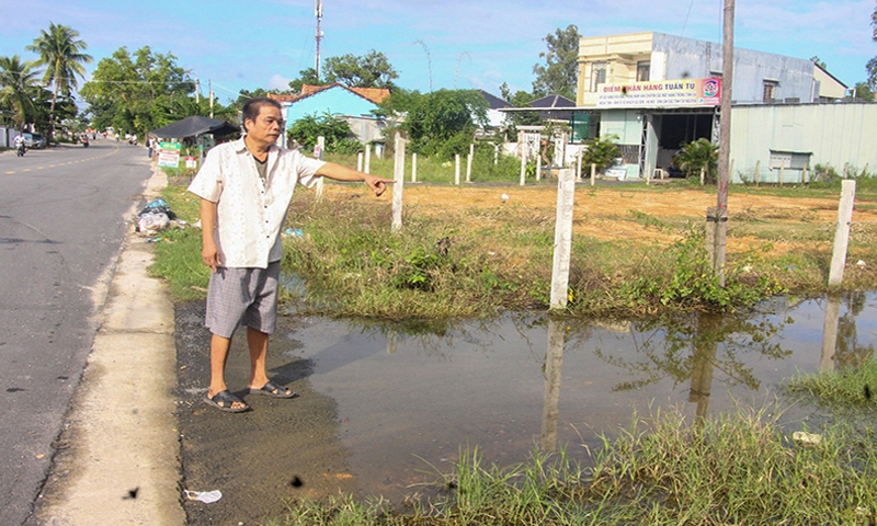 Quảng Nam: Nhà dân khổ sở, đường bị nước xoáy tạo hàm ếch vì không có mương thoát nước trên Quốc lộ 40B