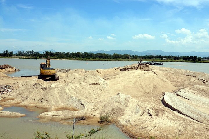 Phú Yên: Xử phạt 307 triệu đồng đối với doanh nghiệp vi phạm khai thác cát thi công cao tốc Bắc – Nam