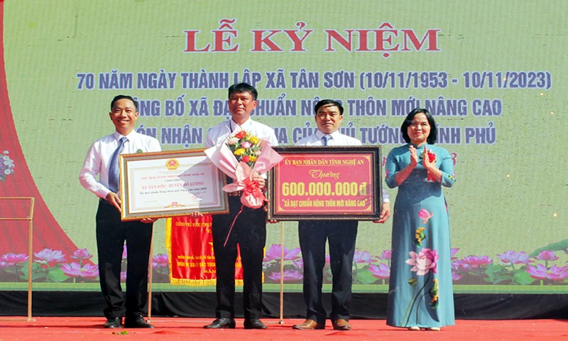 Đô Lương (Nghệ An): Xã Tân Sơn đón Bằng công nhận xã đạt chuẩn nông thôn mới nâng cao và Cờ thi đua của Thủ tướng Chính phủ