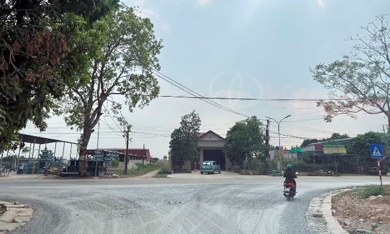 Hậu Lộc (Thanh Hóa): Bụi mù mịt, mất an toàn giao thông khi thi công nâng cấp đường giao thông trước cổng trường học