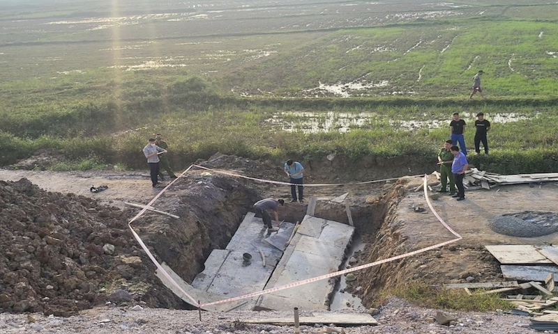 Nghệ An: Sập ván khuôn thép cốp pha đổ cống hộp đường gom cao tốc khiến hai người tử vong