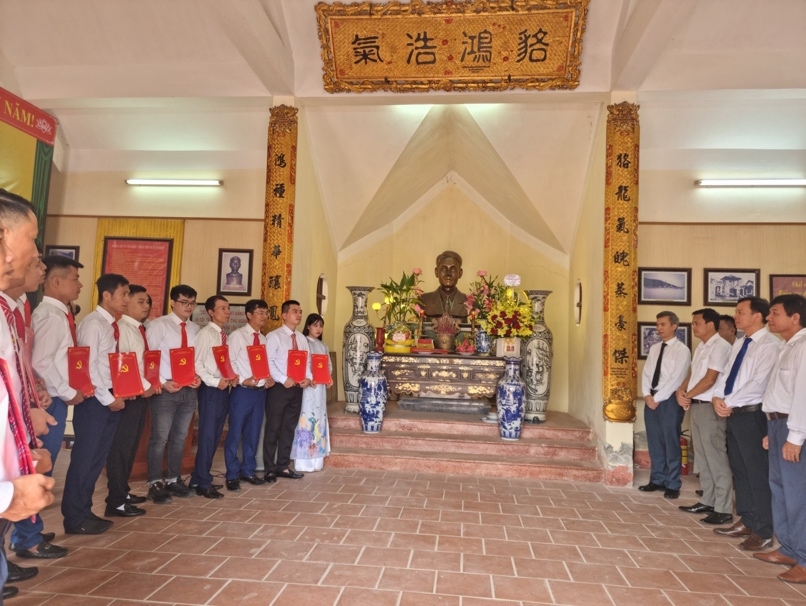 Than Hà Tu báo công tại khu lưu niệm Bí thư đặc khu ủy đầu tiên của khu mỏ