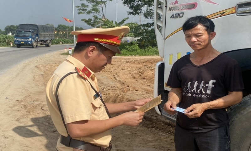 Vĩnh Phúc: Công an huyện Bình Xuyên quyết liệt xử lý xe quá khổ, quá tải