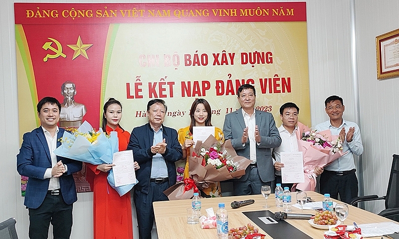 Chi bộ Báo Xây dựng kết nạp 03 đảng viên mới