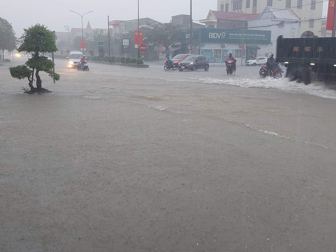 Hà Tĩnh: Mưa lớn gây ngập lụt diện rộng