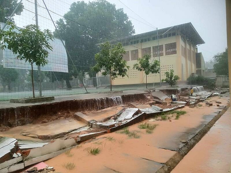 Hà Tĩnh: Mưa lớn gây ngập lụt diện rộng