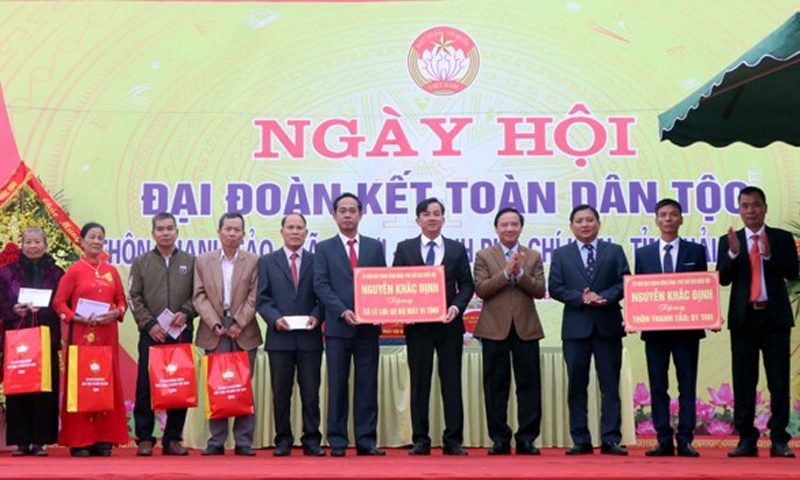 Phó Chủ tịch Quốc hội Nguyễn Khắc Định dự ngày hội đại đoàn kết dân tộc thành phố Chí Linh