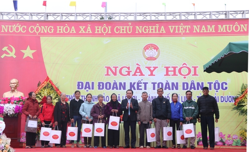 Phó Chủ tịch Quốc hội Nguyễn Khắc Định dự ngày hội đại đoàn kết dân tộc thành phố Chí Linh
