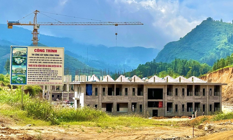 Lào Cai: Dự án Bệnh viện đa khoa huyện Bắc Hà xuất hiện sụt nền, nứt dài trên tường trong khi thi công