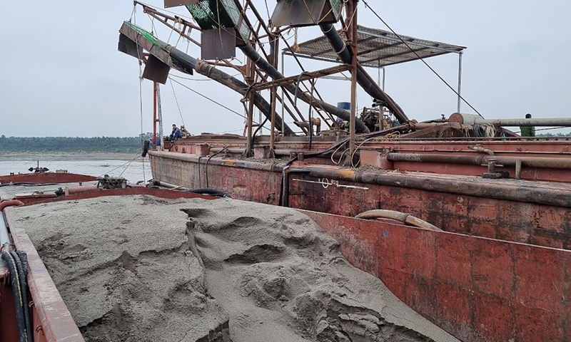 Ba Vì (Hà Nội): Phát hiện 2 tàu có dấu hiệu khai thác cát trái phép thuộc địa phận xã Cổ Đô