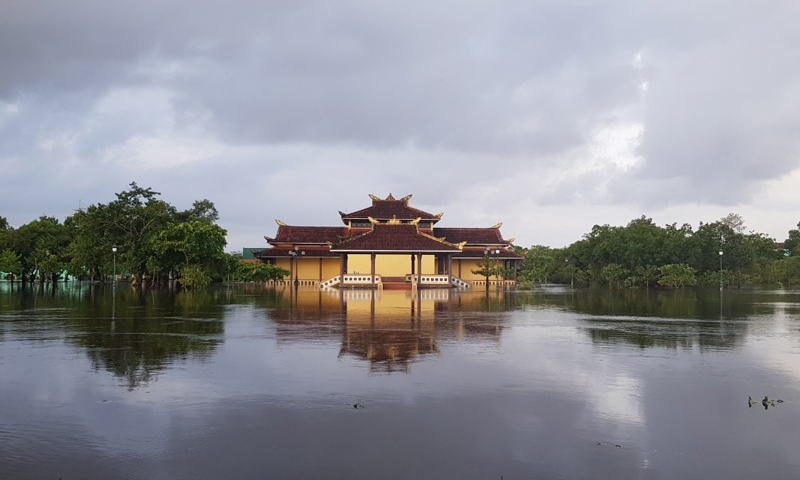 Thừa Thiên – Huế: Nước lũ bủa vây, nhiều nhà dân chìm trong biển nước