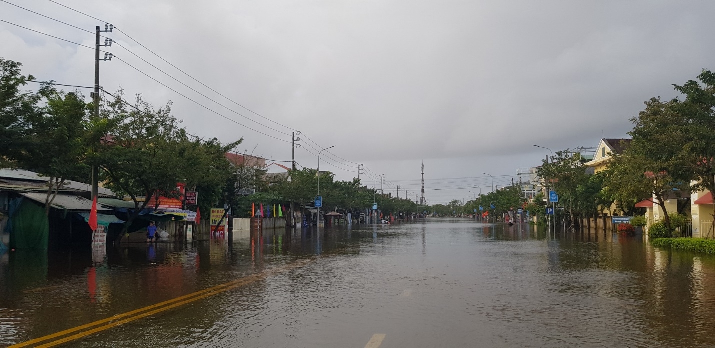 Thừa Thiên – Huế: Nước lũ bủa vây, nhiều nhà dân chìm trong biển nước