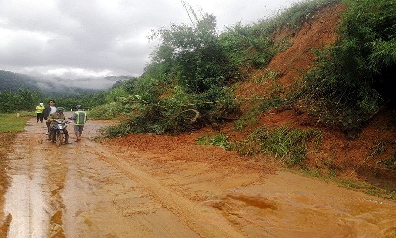 Đắk Lắk: Mưa lớn kéo dài gây sạt lở đường Trường Sơn Đông
