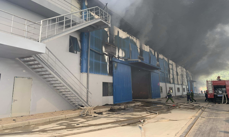 Nghệ An: Cháy nhà xưởng đang thi công tại Khu công nghiệp Nam Cấm