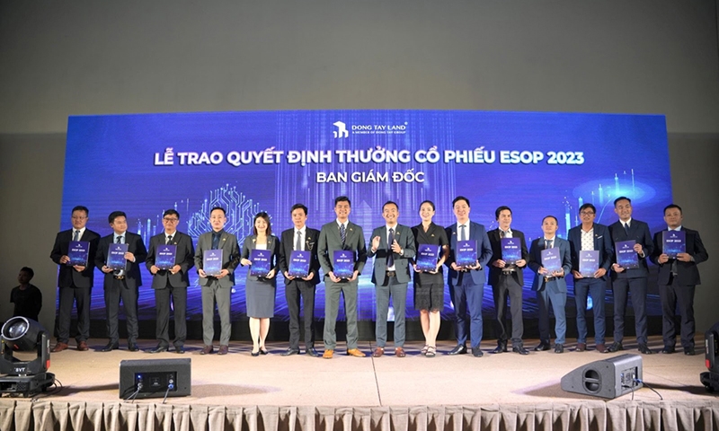 120 cán bộ nhân viên xuất sắc nhận thưởng cổ phiếu ESOP 2023 từ Đông Tây Land