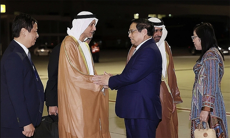 Thủ tướng tới Dubai, bắt đầu tham dự COP28 và hoạt động song phương tại UAE
