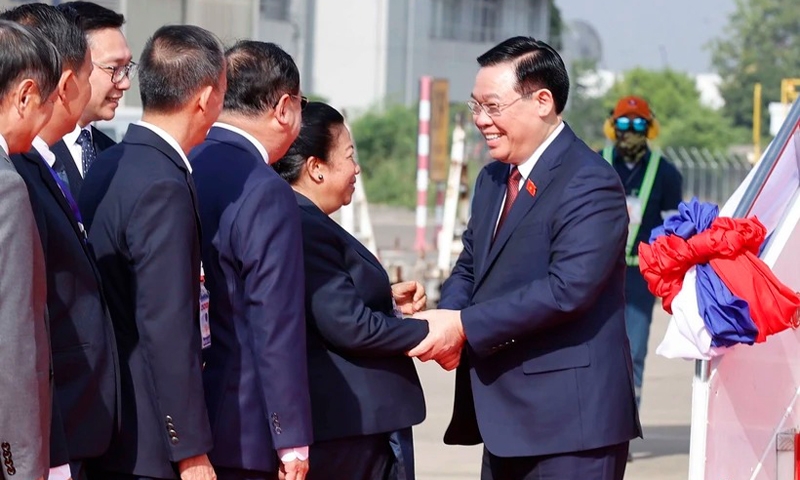 Chủ tịch Quốc hội đến Vientiane, tham dự Hội nghị cấp cao CLV lần thứ nhất