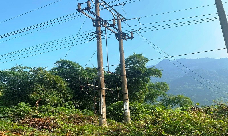 Quan Hóa (Thanh Hóa): Đường dây, cột điện bị hạ thấp bởi đất đá thải