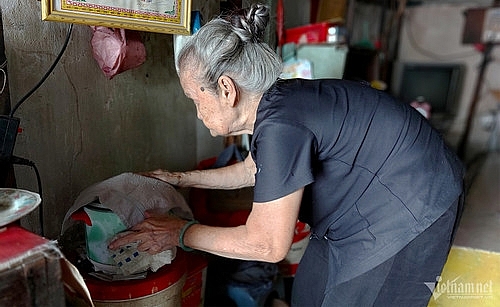 Cụ bà 86 tuổi sống trong căn nhà gần 10m2, cạnh giường có ngôi mộ màu vàng