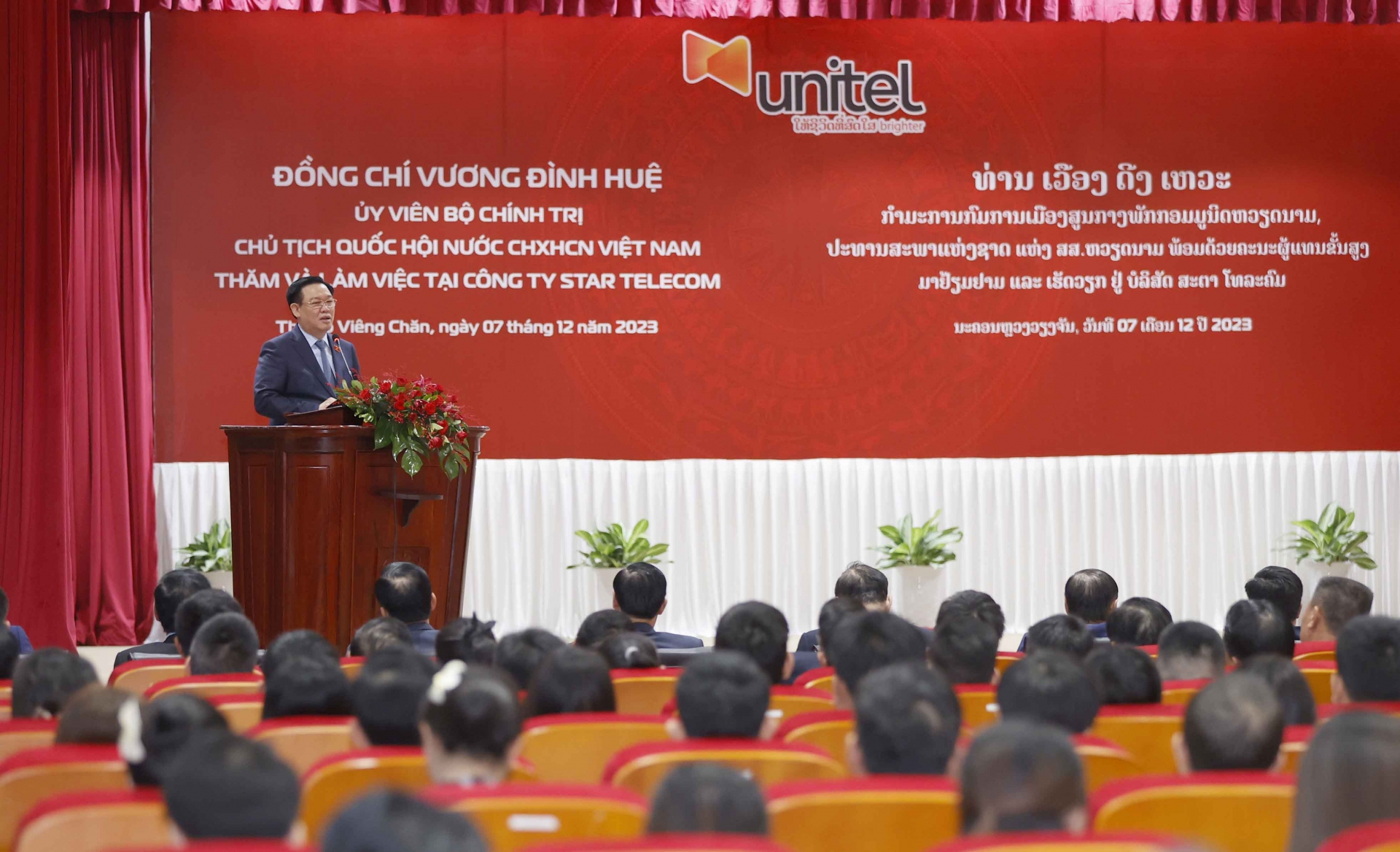 Chủ tịch Quốc hội thăm và làm việc tại liên doanh của Viettel tại Lào