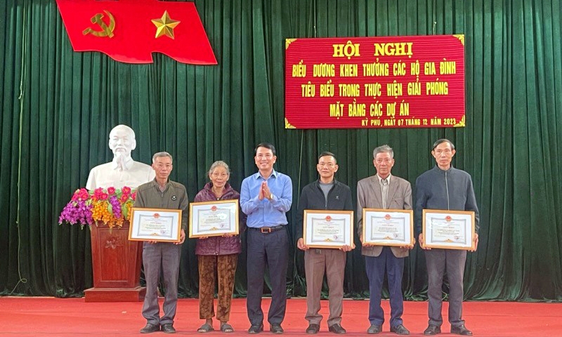 Nho Quan (Ninh Bình): Khen thưởng 15 hộ gia đình tiêu biểu trong việc giải phóng mặt bằng Dự án tuyến đường Đông – Tây