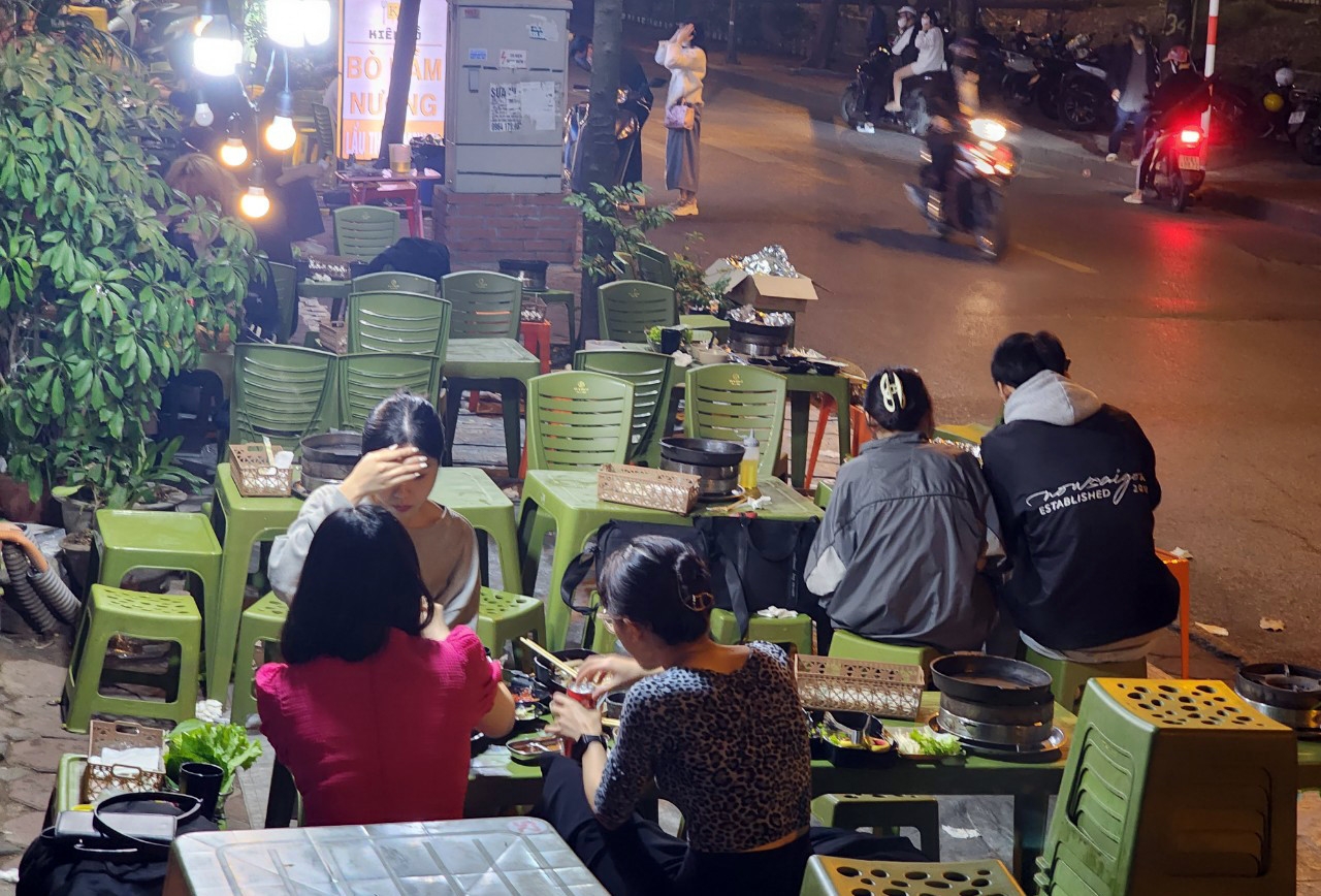 Nhìn lại gần 1 năm 'cuộc chiến' giành vỉa hè cho người đi bộ ở Hà Nội