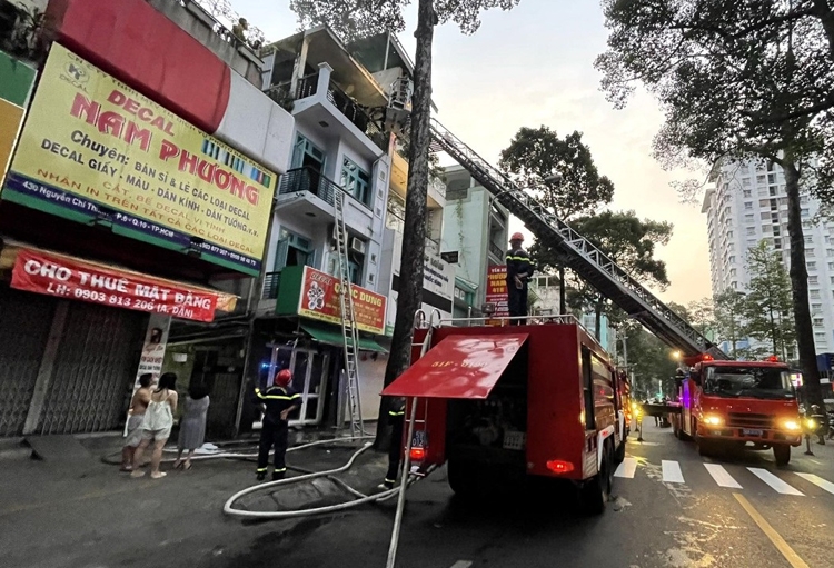 TP Hồ Chí Minh: Cháy nhà dân lúc rạng sáng, giải cứu 6 người mắc kẹt