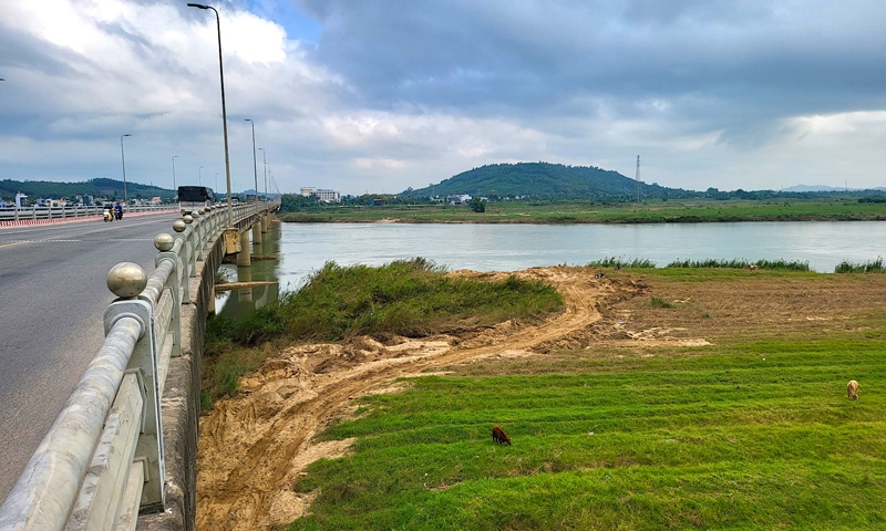 Thành phố Quảng Ngãi: Tăng cường kiểm tra và xử lý tình trạng khai thác cát trái phép dọc sông Trà Khúc