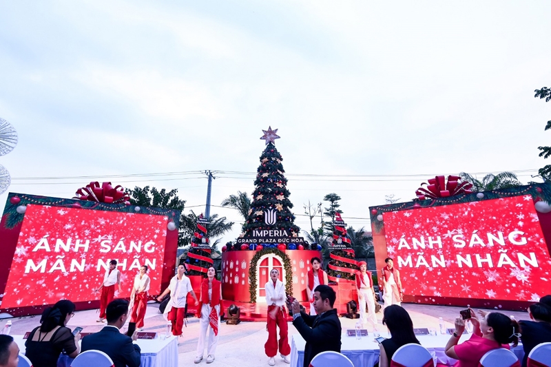 Mùa lễ hội Noel hoành tráng trên đại lộ thương mại tại Long An