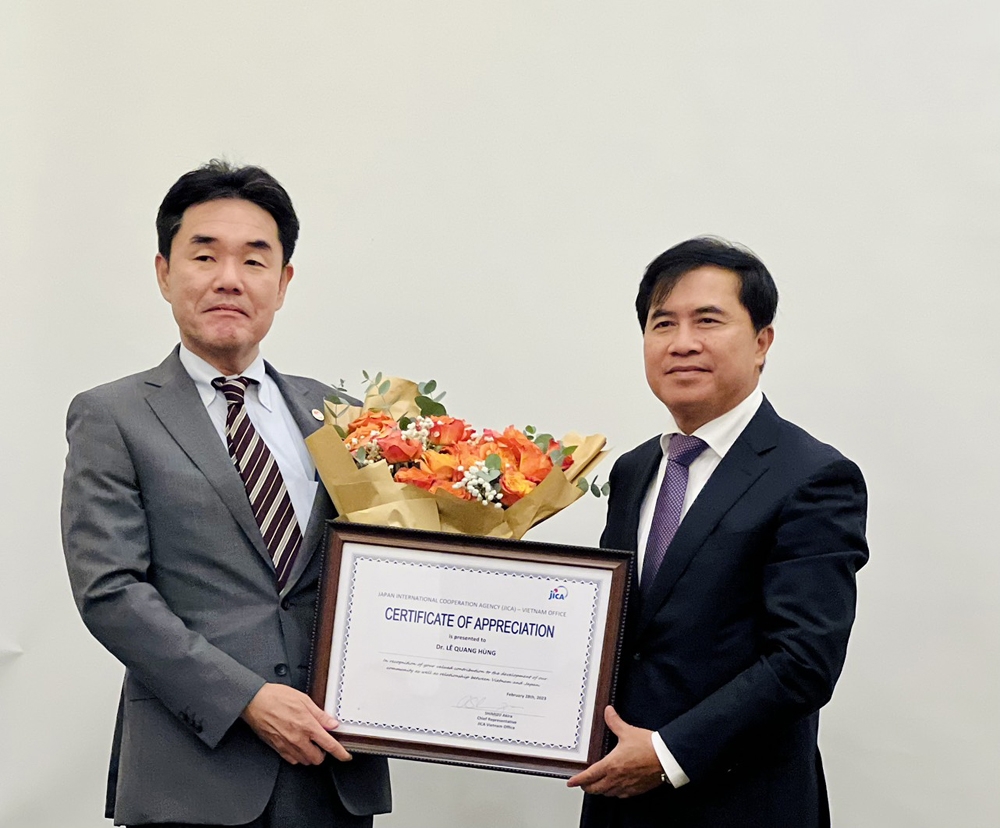 Nguyên Thứ trưởng Bộ Xây dựng Lê Quang Hùng nhận Bằng khen của JICA