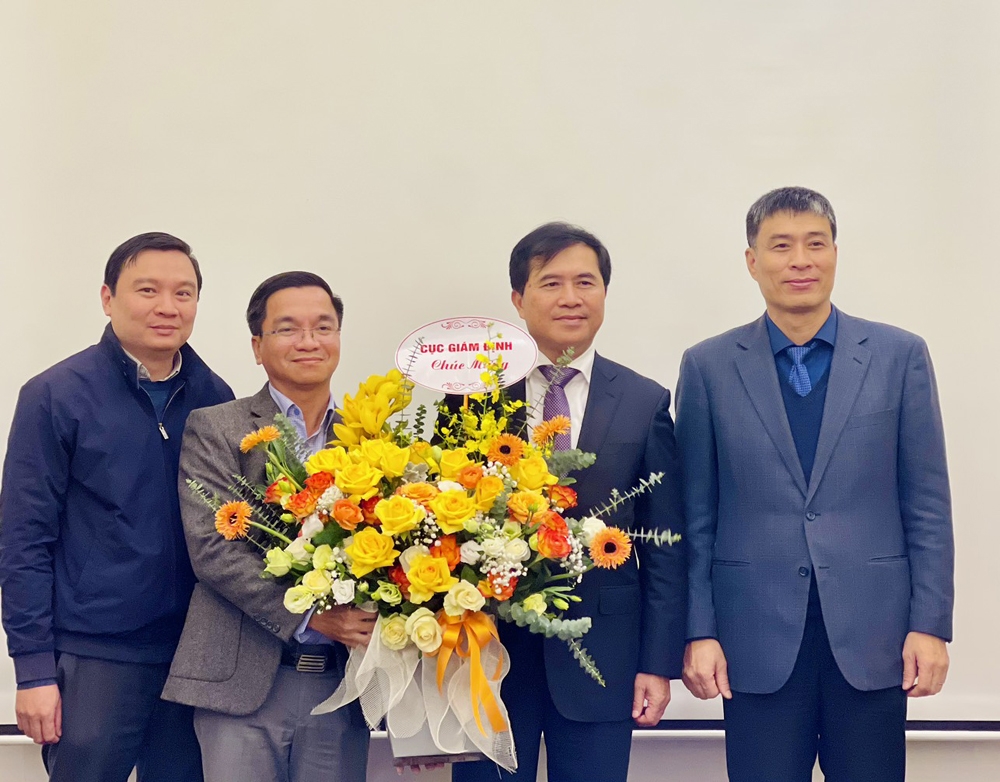 Nguyên Thứ trưởng Bộ Xây dựng Lê Quang Hùng nhận Bằng khen của JICA