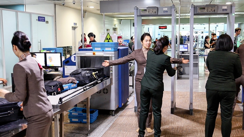 Sân bay Tân Sơn Nhất tăng cường an ninh, phục vụ Tết Nguyên đán 2024
