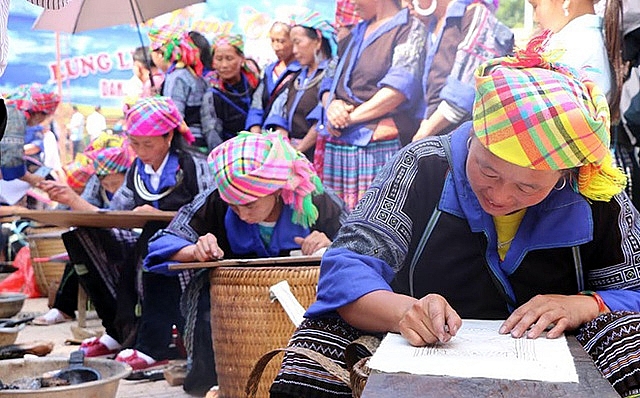 Yên Bái: Nghệ thuật tạo hình hoa văn bằng sáp ong trên vải của người Mông là Di sản văn hóa phi vật thể quốc gia