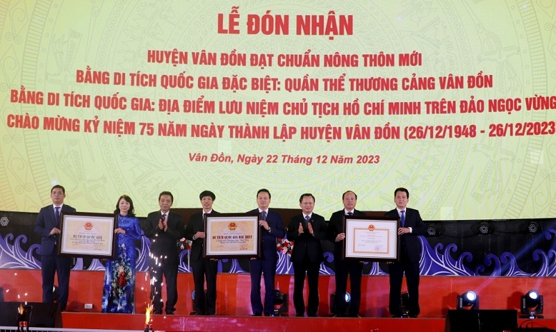 Quảng Ninh: Vân Đồn đón nhận huyện đạt chuẩn nông thôn mới