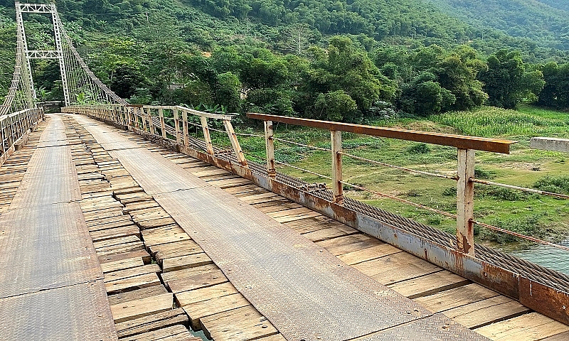 Quan Hóa (Thanh Hóa): Người dân liều mình đi trên cầu treo xuống cấp