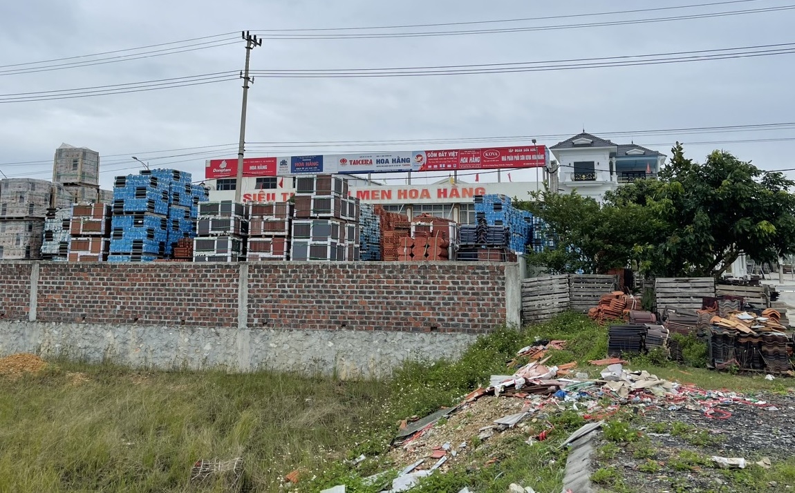 Quảng Bình: Hàng loạt nhà kho, nhà xưởng xây dựng trái phép trên đất ở