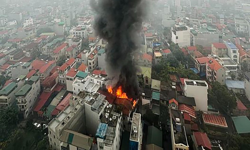 Lửa bốc dữ dội, bao trùm tầng tum nhà dân ở Hà Nội