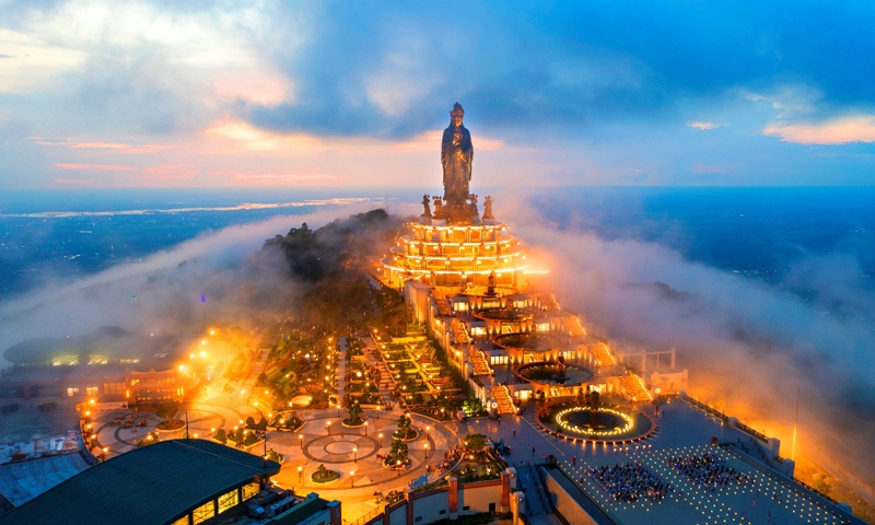 Tây Ninh: Bắn pháo hoa mừng năm mới trên Núi Bà Đen