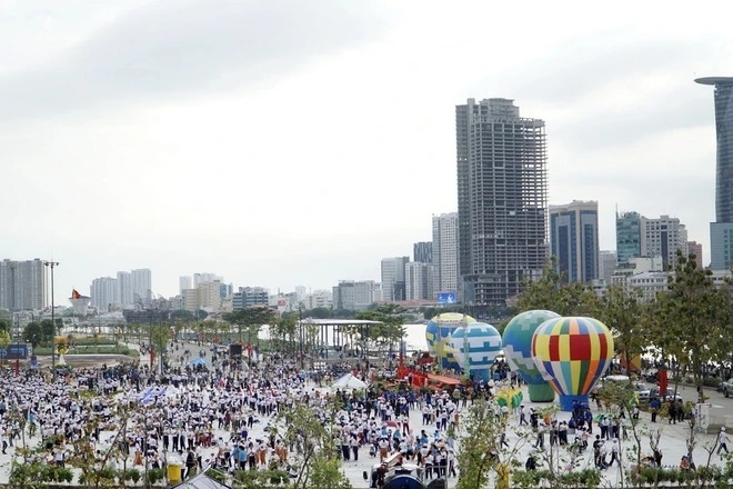 Người dân cả nước chào đón Năm Mới 2024 với nhiều khát vọng