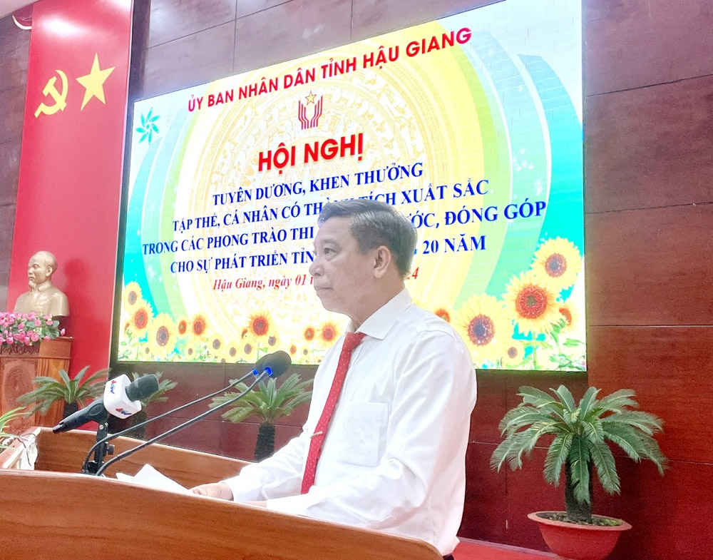 Báo Xây dựng đón nhận Bằng khen của Chủ tịch UBND tỉnh Hậu Giang