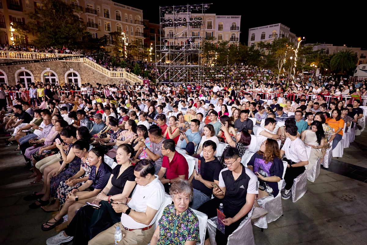 Phú Quốc: Hàng chục ngàn người đổ về Sunset Town ngắm pháo hoa, “đi chợ” đầu năm mới